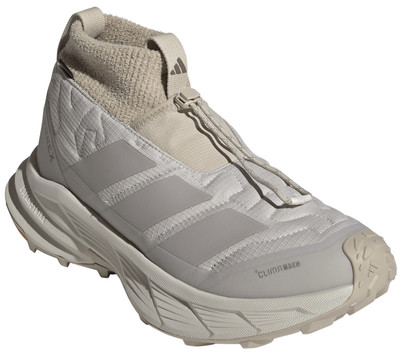 Bézs Adidas Terrex téli túracipő vízálló membránnal és gyorsfűzővel.