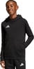 Junge in schwarzem Hoodie mit Adidas-Logo