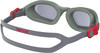 Graue Schwimmbrille mit grünem Rahmen und roten Details.