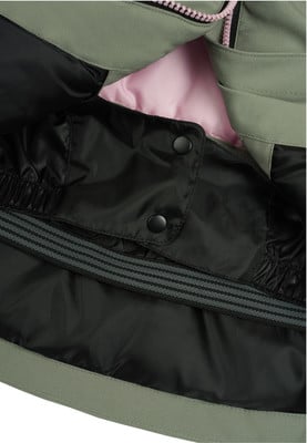 Detail des Jackenfutters mit rosa Stoff und schwarzen Druckknöpfen. Detail des Jackenfutters mit rosa Stoff und schwarzen Druckknöpfen.