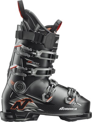 Schwarzer Skischuh von Nordica mit orange-grauen Details. Schwarzer Skischuh von Nordica mit orange-grauen Details.
