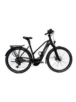 Schwarzes KTM E-Bike mit Gepäckträger und Schutzblechen vor weißem Hintergrund.