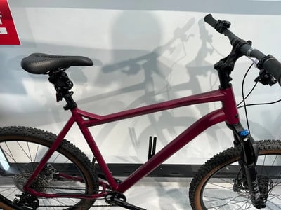 Ein rotes Mountainbike mit schwarzem Sattel und schwarzem Lenker. Ein rotes Mountainbike mit schwarzem Sattel und schwarzem Lenker.