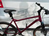 Ein rotes Mountainbike mit schwarzem Sattel und schwarzem Lenker.