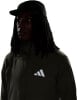 Ein Mann mit schwarzer Kappe und dunkler Jacke mit Adidas-Logo.