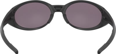 Schwarze Sonnenbrille mit violetten Gläsern und robustem Rahmen. Schwarze Sonnenbrille mit violetten Gläsern und robustem Rahmen.