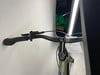 Detail einer Fahrradlenker mit Preisschild und Lichtreflexion.