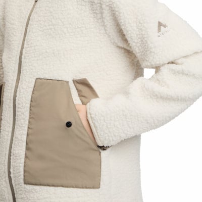 Cremefarbene Fleecejacke mit beiger Tasche und McKinley-Logo am Ärmel. Cremefarbene Fleecejacke mit beiger Tasche und McKinley-Logo am Ärmel.
