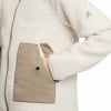 Cremefarbene Fleecejacke mit beiger Tasche und McKinley-Logo am Ärmel.