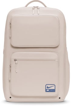 Ein beiger Nike-Rucksack mit mehreren Taschen und Markenlogo.