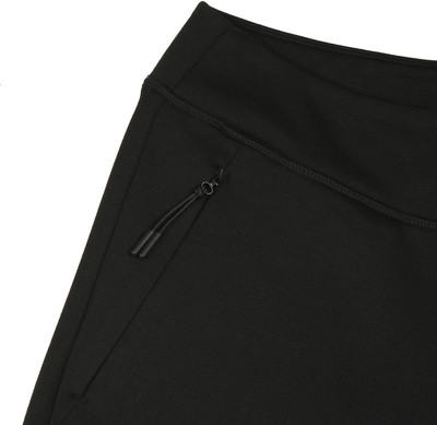 Detail schwarzes Gewebe mit Reißverschlusstasche und Kordeln.