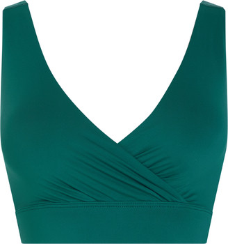 Tmavě zelený crop top s překříženým výstřihem do V a řasením.