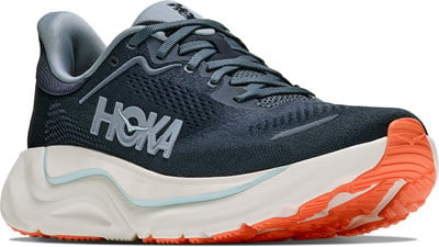 Dunkelblauer Hoka-Laufschuh mit weißer und oranger Sohle.