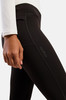 Detail einer schwarzen Leggings mit Markenlogo und Seitentasche.