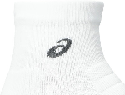 Weiße Socke mit grauem Asics-Logo. Weiße Socke mit grauem Asics-Logo.