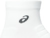 Weiße Socke mit grauem Asics-Logo.