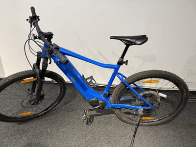 Ein blaues E-Mountainbike mit Federung und Scheibenbremsen.