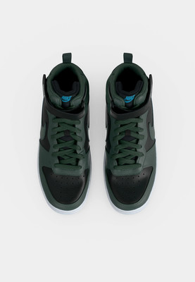 Pár tmavě zelených a černých vysokých tenisek Nike s bílou podrážkou.