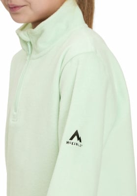 Ein Mädchen trägt einen hellgrünen Fleecepullover mit Reißverschluss. Ein Mädchen trägt einen hellgrünen Fleecepullover mit Reißverschluss.