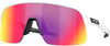 Weiße Sportsonnenbrille mit farbigen Gläsern und schwarzem Rahmen.