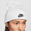 Weiße Nike-Strickmütze mit schwarzem Logo auf der Vorderseite.
