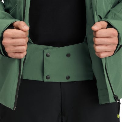 Grüne Jacke mit schwarzem Hemd und Hose, Taillendetail.
