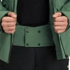 Grüne Jacke mit schwarzem Hemd und Hose, Taillendetail.