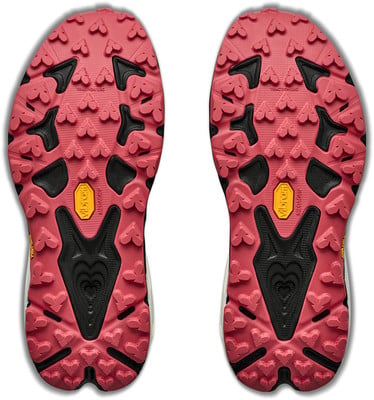 Zwei Schuhsohlen mit pinkem Muster und schwarzen Elementen, gelbem Vibram-Logo in der Mitte. Zwei Schuhsohlen mit pinkem Muster und schwarzen Elementen, gelbem Vibram-Logo in der Mitte.
