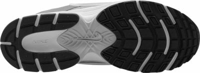 Podrážka bežeckej topánky Nike s logom a vzorom pre dobrú trakciu. Podrážka bežeckej topánky Nike s logom a vzorom pre dobrú trakciu.