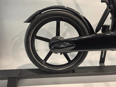 Hinterrad eines schwarzen Fahrrads mit Schutzblech und Stoßdämpfer. Hinterrad eines schwarzen Fahrrads mit Schutzblech und Stoßdämpfer.