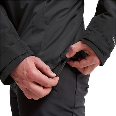 Ein Mann verstellt den Kordelzug an einer Jacke. Ein Mann verstellt den Kordelzug an einer Jacke.