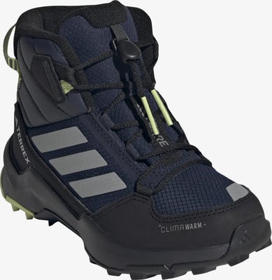 Modrá dětská zimní treková obuv Adidas s reflexními pruhy a rychlým šněrováním. Modrá dětská zimní treková obuv Adidas s reflexními pruhy a rychlým šněrováním.