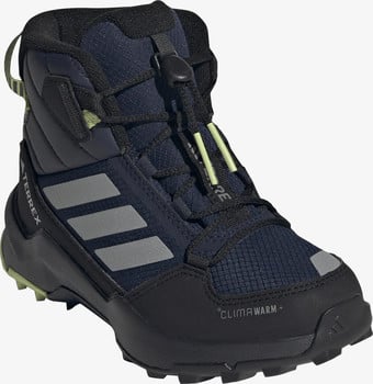 Modrá dětská zimní treková obuv Adidas s reflexními pruhy a rychlým šněrováním.
