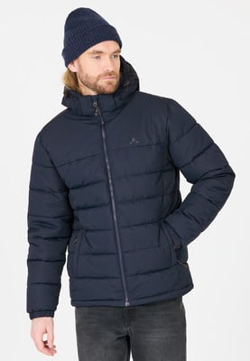 Ein Mann in einer dunkelblauen Daunenjacke und einer gestrickten Mütze mit Kapuze.