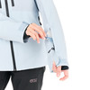 Jackendetail mit Hand in der Tasche und Reißverschluss am Ärmel.