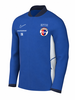Blaue Jacke mit weißen Seitenpaneelen und Vereinslogo auf der Brust.