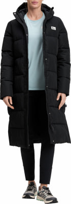 Schwarzer langer Steppmantel für Damen mit Kapuze und blauem T-Shirt. Schwarzer langer Steppmantel für Damen mit Kapuze und blauem T-Shirt.
