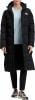Schwarzer langer Steppmantel für Damen mit Kapuze und blauem T-Shirt.