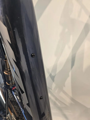 Detail des Fahrradrahmens mit zwei schwarzen Schrauben. Detail des Fahrradrahmens mit zwei schwarzen Schrauben.