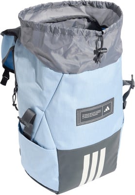 Hellblauer Adidas Rucksack mit grauem Oberteil und Logo.