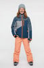 Junge in Skikleidung mit orangefarbener Hose und bedruckter Jacke