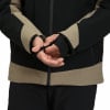 Detail einer Jacke mit verschränkten Händen, Daumenlöchern.