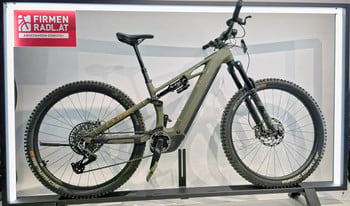 Grünes Cube Fully E-Bike mit Schriftzug am Rahmen und Logo am Lenker.