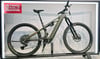 Grünes Cube Fully E-Bike mit Schriftzug am Rahmen und Logo am Lenker.