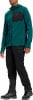 Mann in dunkelgrüner Fleecejacke mit Kapuze und schwarzer Hose