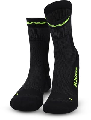 Schwarze Socken mit neongrünem Logo und RX300-Schriftzug. Schwarze Socken mit neongrünem Logo und RX300-Schriftzug.