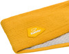 Ein gelber Strickstirnband mit Eisbär-Logo auf weißem Hintergrund.