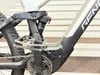 Detail eines E-Mountainbikes mit Dämpfer und Kurbelgarnitur.