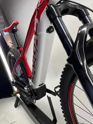 Nahaufnahme eines E-Mountainbikes mit weißem Rahmen und roten Akzenten. Nahaufnahme eines E-Mountainbikes mit weißem Rahmen und roten Akzenten.