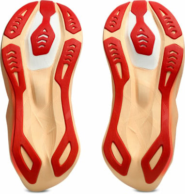 Zwei Schuheunterseiten in Beige und Rot mit ausgeprägtem Muster. Zwei Schuheunterseiten in Beige und Rot mit ausgeprägtem Muster.